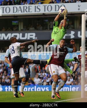 Jussi Jaaskelainen, gardien de but de West Ham United, recueille une croix sous pression de Jermain Defoe de Tottenham Hotspur (à gauche). Banque D'Images