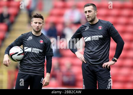 Charlton Athletic, responsable des sciences du sport Laurence Bloom (à droite) et scientifique adjointe du sport Jared Roberts-Smith (à gauche) pendant la période d'échauffement Banque D'Images