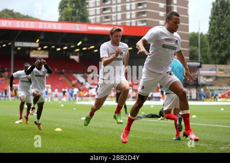 Charlton Athletic joueurs y compris Jordan Cousins (à droite) et Dale Stephens (au centre) pendant le préchauffage Banque D'Images