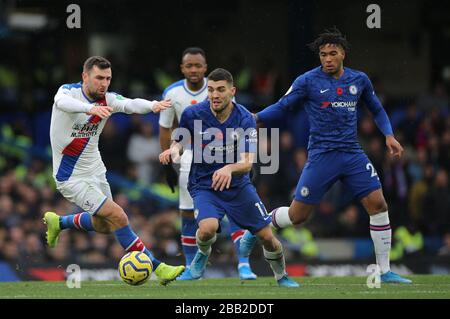 James McArthur (à gauche), de Chelsea's Mateo Kovacic et de Crystal Palace, sur le ballon Banque D'Images