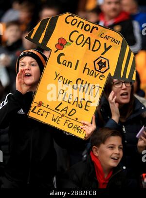 Un fan de Wolverhampton Wanderers tient un panneau pour Conor Coady avant le lancement Banque D'Images