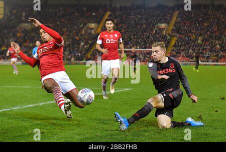 Le Barnsley's Jacob Brown (à gauche) charge une croix de James McClean de Stoke City Banque D'Images