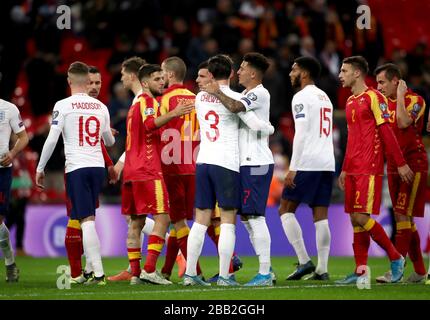 Les joueurs d'Angleterre et du Monténégro se serrent les mains après le coup d'alerte final Banque D'Images