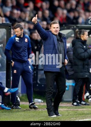 Pendant le match contre Salford City, la directrice de Swindon Town Ritchie Wellens reconnaît la foule. Banque D'Images