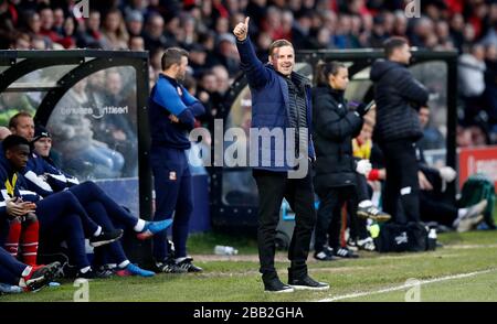 Pendant le match contre Salford City, la directrice de Swindon Town Ritchie Wellens reconnaît la foule. Banque D'Images