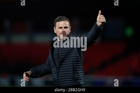 La directrice de Swindon Town Ritchie Wellens salue la foule après le match contre Salford City. Banque D'Images