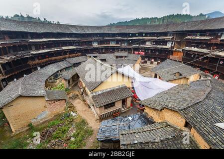 Vue sur un soi-disant Tulou: Maisons rondes traditionnelles du peuple Hakka. Le Fujian Tulou est un site du patrimoine culturel mondial de l'UNESCO depuis 2008. Banque D'Images