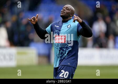 Wycombes Adebayo Akinfenwa célèbre la victoire Banque D'Images