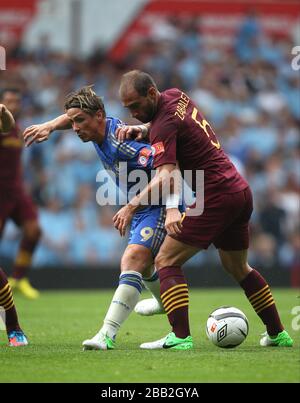 Pablo Zabaleta (à droite) et Fernando Torres (à gauche) de Manchester City affrontent le ballon Banque D'Images