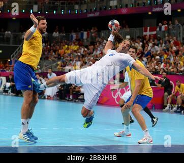 Bertrand Gille en action lors du match de médaille d'or de la compétition Handball pour Homme à l'arène de basket-ball Banque D'Images