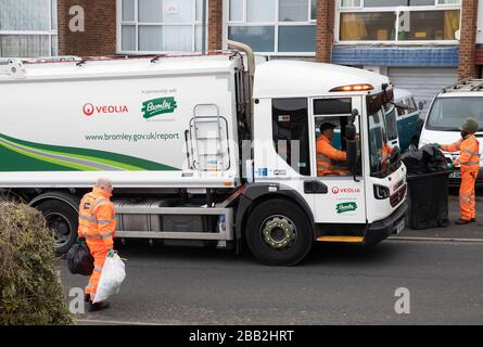 Biggin Hill, Royaume-Uni. 30 mars 2020. Les collecteurs de déchets déversent des collections de recyclage dans le Borough de Bromley. Le conseil a décidé de mettre fin à toutes les collections de recyclage jusqu'à nouvel ordre en raison du Coronavirus. De nombreux autres conseils continuent encore leurs collections. Les résidents ont envoyé un courriel au conseil à ce sujet sans réponse. Crédit: Keith Larby/Alay Live News Banque D'Images