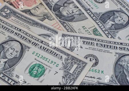 le contexte de nos factures en dollars est dispersé sur la table Banque D'Images