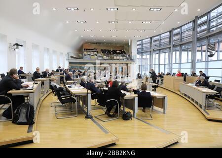 Magdeburg, Allemagne. 30 mars 2020. Les membres du parlement de l'État de Saxe-Anhalt débattent d'un budget supplémentaire avec lequel l'État souhaite financer l'aide et l'aide aux personnes touchées par la crise de Corona. Crédit: Peter Gercke/dpa-Zentralbild/dpa/Alay Live News Banque D'Images