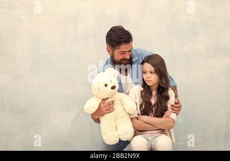 Regardez ce jouet. Père show soft toy de petite fille. L'enfant perturbé et barbu avec des ours en peluche. Jeu et jouer. Magasin de jouets. Séjour enfantin, copiez l'espace. Banque D'Images