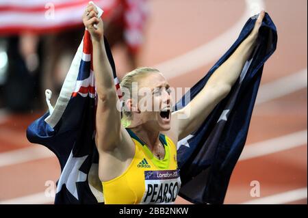Sally Pearson, en Australie, célèbre la victoire des 100 mètres d'obstacles pour femme Banque D'Images
