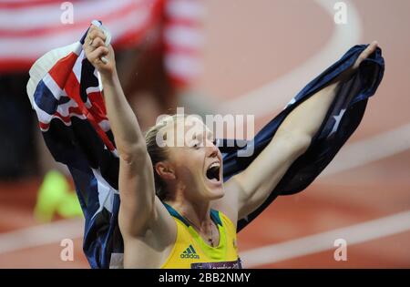 Sally pearson, en Australie, célèbre la victoire des 100 mètres d'obstacles féminins Banque D'Images