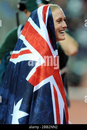 Sally Pearson, en Australie, célèbre la victoire des 100 mètres d'obstacles pour femme Banque D'Images