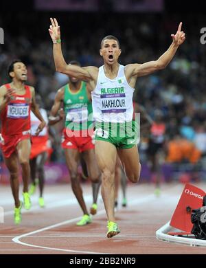 Le Taoufik Makhloufi d'Algérie célèbre après avoir remporté l'or dans la finale masculine de 1500 m, le 11 jour des Jeux Olympiques de Londres 2012 Banque D'Images