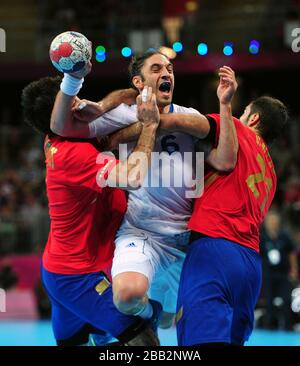 Bertrand Gille (au centre) est abordé par Raul Rodriguez Encerrios (à gauche) et Reixach Canellas (à droite) de l'Espagne lors du match de quart-finale pour Homme de Handball à l'arène de basket-ball, Parc olympique, Londres. Banque D'Images