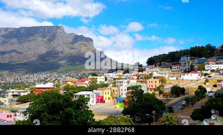 Vue panoramique sur la montagne de la Table depuis Bo-Kaap ou Malay dans une belle journée ensoleillée. Banque D'Images