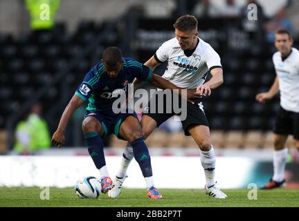 Jeff Hendrick et Fraizer Campbell (à gauche) du comté de Derby se battent pour possession du ballon Banque D'Images