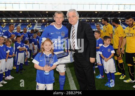 Tony Hibbert d'Everton avec le président Bill Kenwright avant son match de témoignage Banque D'Images