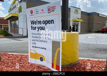 Le restaurant McDonald's est ouvert pour le drive-in, les commandes mobiles et McDelivery, mais il n'y a pas de place pour dîner au milieu de l'épidémie mondiale de coronavirus, dimanche 29 mars 2020, à Monterey Park, Californie, États-Unis. (Photo par IOS/Espa-Images) Banque D'Images