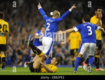 Tony Hibbert, d'Everton, est mobbed par des coéquipiers après avoir marqué Banque D'Images