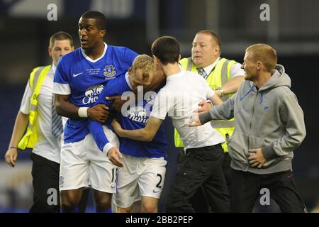 Tony Hibbert, d'Everton, est mobbed par des coéquipiers et des fans après avoir marqué Banque D'Images