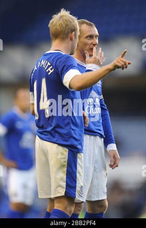 Steven Naismith d'Everton parle à Tony Hibbert Banque D'Images