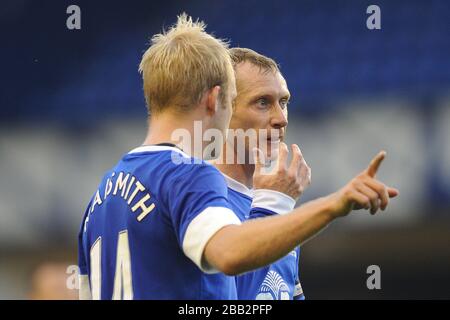 Steven Naismith d'Everton parle à Tony Hibbert Banque D'Images