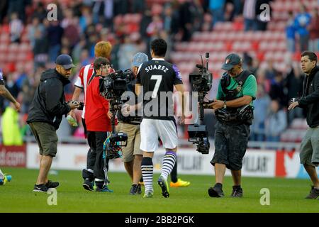 Le Luis Suarez de Liverpool part après le match entouré d'une équipe de caméras après le match Barclays Premier League Sunderland/Liverpool Banque D'Images