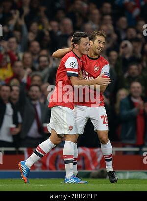 Mesut Osil (à gauche) d'Arsenal célèbre son premier but du match avec son coéquipier Mathieu Flamini (à droite) Banque D'Images