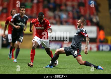 Charlton Athletic's Callum Harriott (à gauche) est abordé par Henri Lansbury, de la forêt de Nottingham Banque D'Images