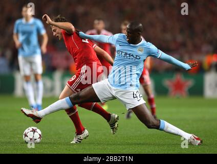 Yaya Toure de Manchester City (à droite) et Toni Kroos du Bayern Munich en action Banque D'Images