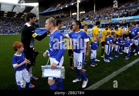 Tony Hibbert d'Everton dirige son équipe avant son match de témoignage Banque D'Images