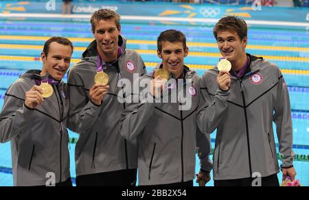 L'équipe Medley Relay des États-Unis (de gauche à droite) Brendan Hansen, Matthew Grevers, Michael Phelps et Nathan Adrian célèbrent avec leurs médailles d'or au Aquatic Center. Banque D'Images