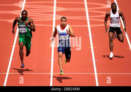 Adam Gemili (centre) de Grande-Bretagne dans les 100 m Heats pour hommes au cours du huitième jour des Jeux Olympiques de Londres au stade olympique de Londres. Banque D'Images