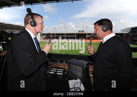 Darren Griffiths d'Everton et Graeme Sharp commentent pour Everton tv Banque D'Images