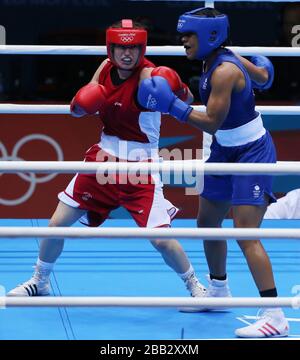 Le boxeur irlandais Katie Taylor (rouge) a remporté un quart de finale dans la catégorie 60 kg au-dessus de Natasha Jonas en Grande-Bretagne à l'Excel Arena. Banque D'Images