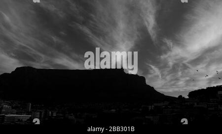 Vue de Bo-Kaap ou Malay en journée ensoleillée avec Table Mountain sur fond. Noir et blanc filtré . Concept de fond d'écran. Banque D'Images