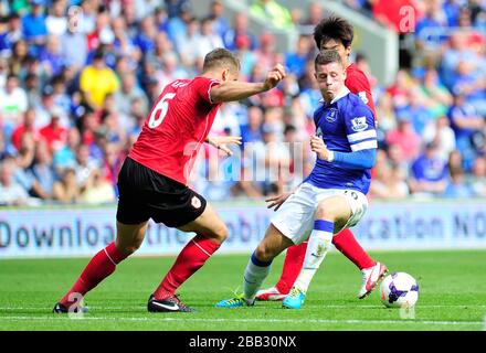 Ben Turner de Cardiff (à gauche) et Ross Barkley d'Everton en action. Banque D'Images