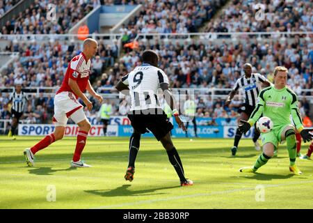 Le Papiss Demba Cisse de Newcastle United tire sur le David Stockdale de Fulham Banque D'Images