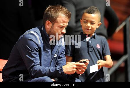 Panneaux Rafael van der Vaart de Tottenham Hotspur et autographe pour un fan avant le jeu. Banque D'Images