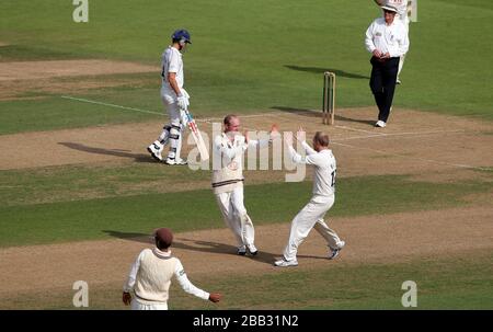 Gary Keedy (à gauche), de Surrey, célèbre le fait de prendre le cricket de John Simpson (pas sur la photo) de Middlesex pour 23 avec Gareth Batty (à droite) Banque D'Images