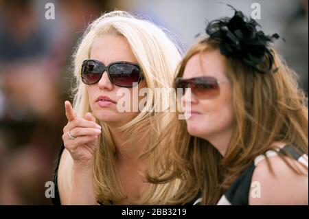 Les amateurs de course s'imprégnent de l'atmosphère de l'hippodrome de Goodwood Banque D'Images