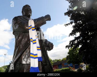 Un foulard Leeds United surplombe le bras de la statue de l'ancien Manager Don Revie Banque D'Images