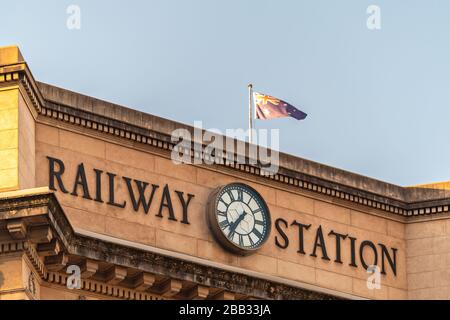 Façade de la gare d'Adélaïde avec horloge au coucher du soleil Banque D'Images