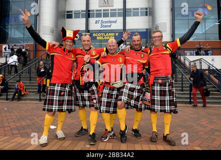 Les fans belges portant des kilts montrent leur soutien à l'extérieur du sol avant de démarrer. Banque D'Images