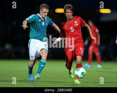 Steven Davis d'Irlande du Nord et Fabio Coentrao du Portugal. Banque D'Images